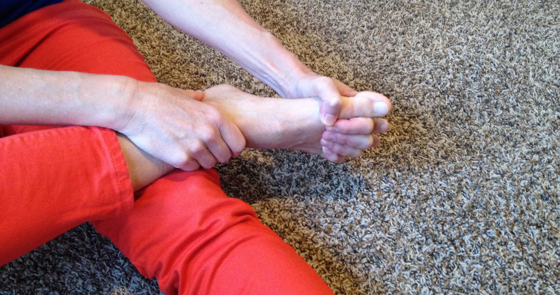 reduce foot pain with toe stretching